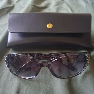 Foster Grant Grey Leopard Print Sunglasses With Case